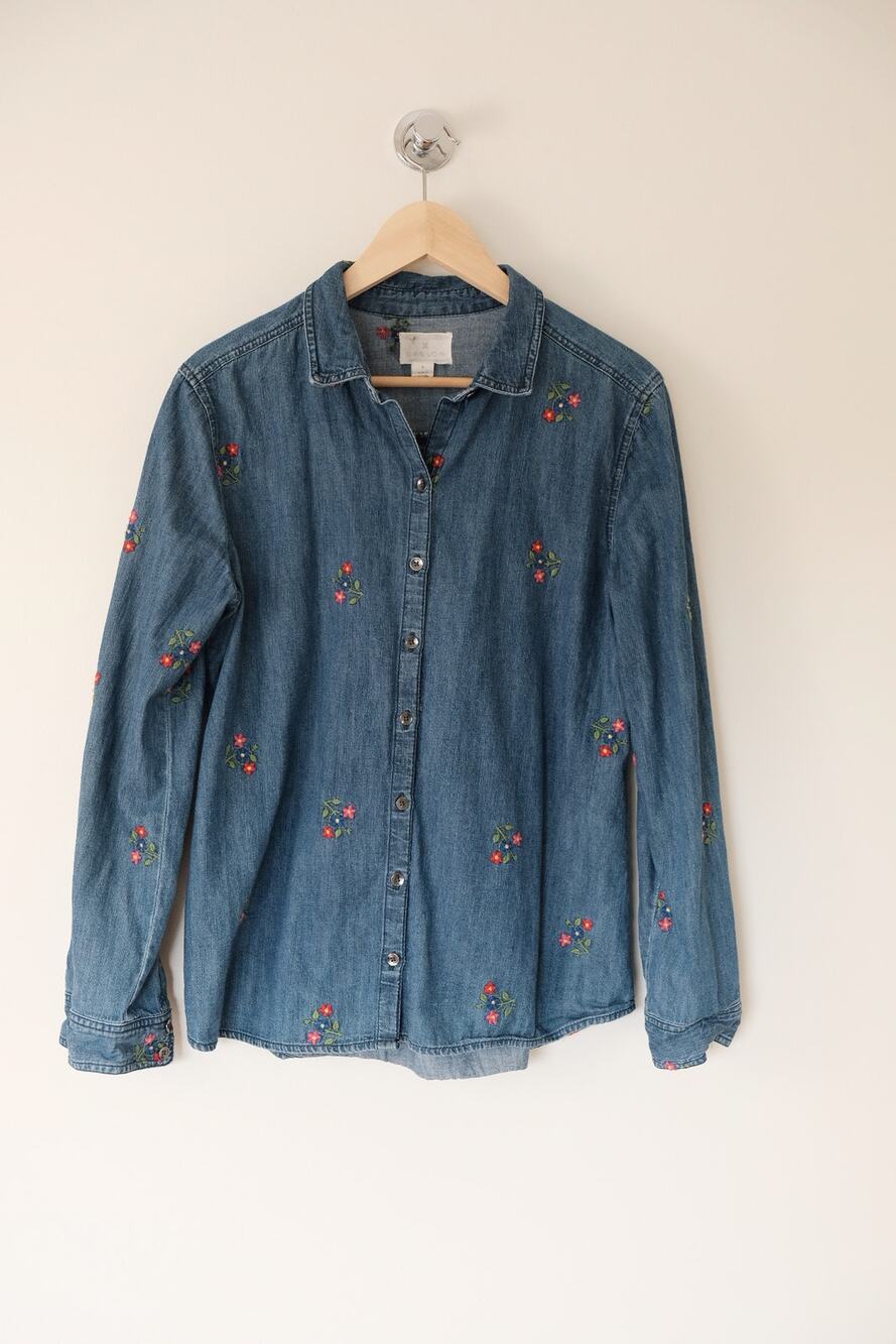 Chambray Denim Shirt Floral Embroidered Button Up Boho Western Cottagecore M